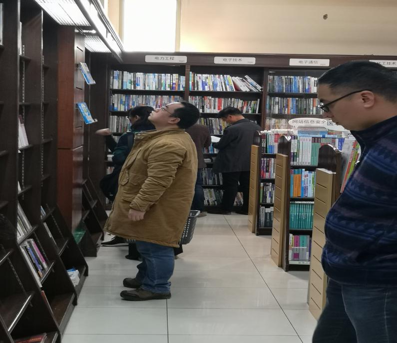 圖書館開展“你選書，我買單”圖書現(xiàn)采活動(dòng)