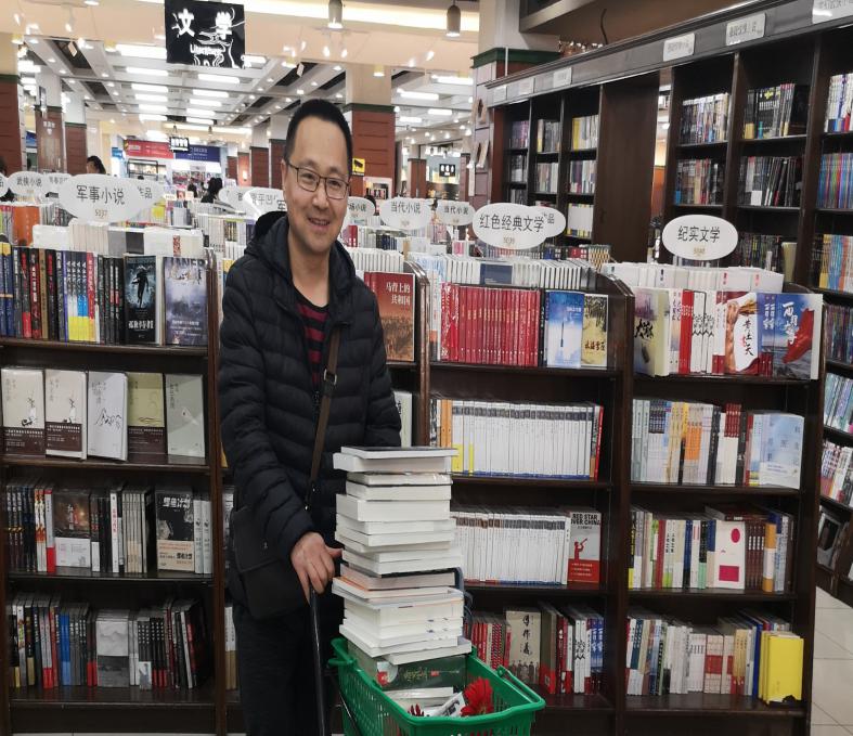 圖書館開展“你選書，我買單”圖書現(xiàn)采活動(dòng)