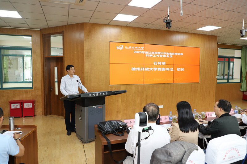 我校黨委書記、校長石月榮致辭