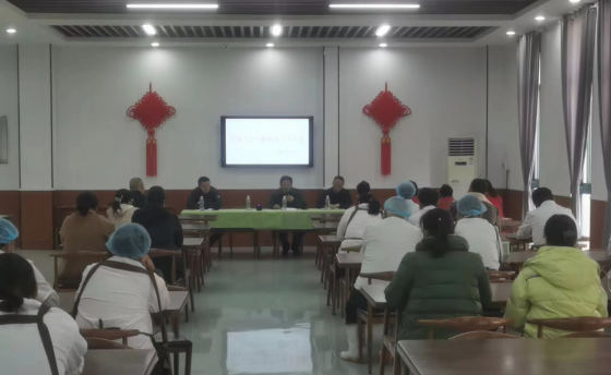 組織食堂、超市全體工作人員集中學(xué)習(xí)