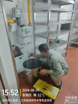 拖龍山和楚河兩校區(qū)食堂“三防”、“滅四害”專項處理現場