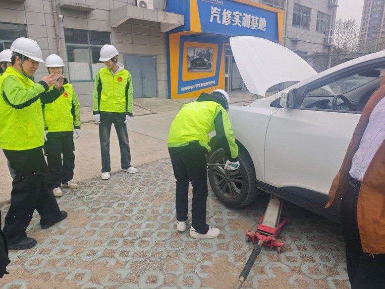 為教職工車輛做輪胎檢測(cè)