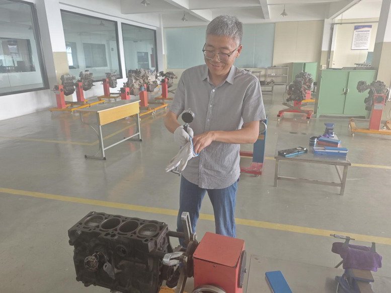 汽車工程學(xué)院開展“勞動(dòng)育人，黨員示范”活動(dòng)
