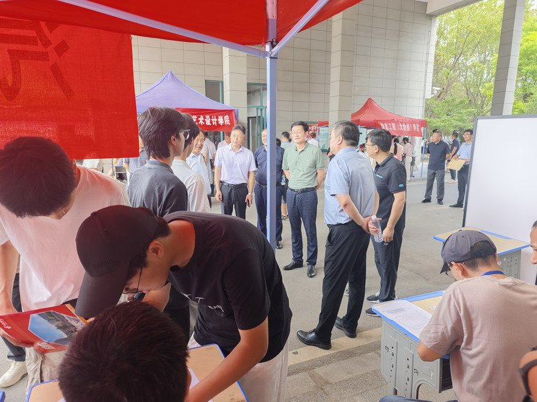 汽車工程學院新生報到工作現(xiàn)場